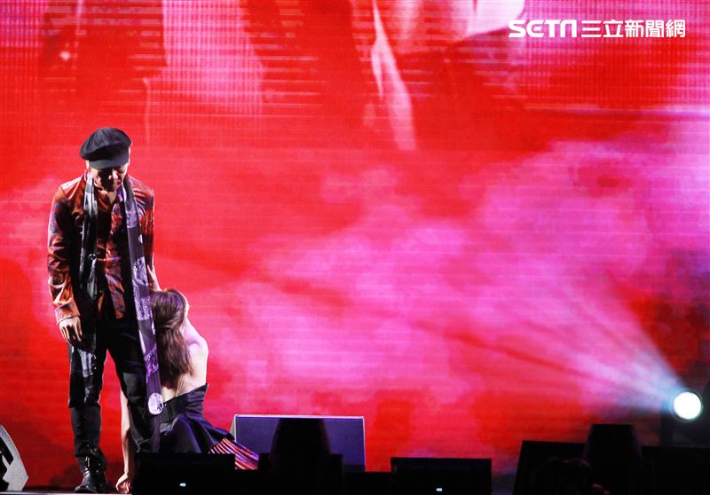 舞蹈天后KIMIKO獨舞處女秀浪漫傳情趙傳。（記者邱榮吉/攝影）