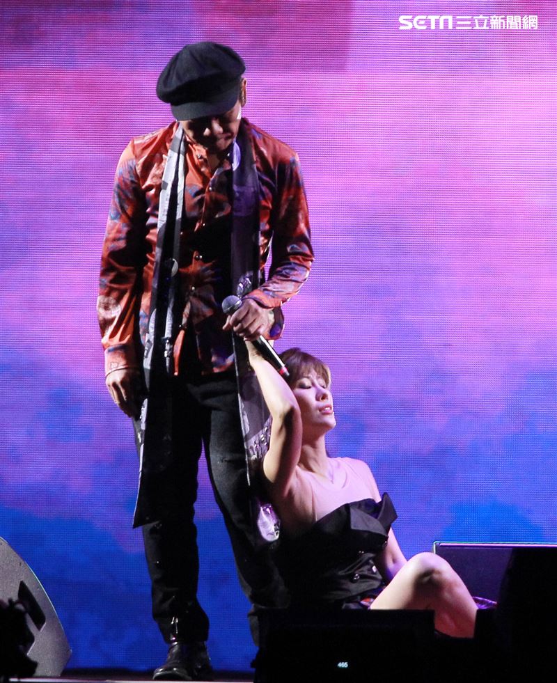 舞蹈天后KIMIKO獨舞處女秀浪漫傳情趙傳。（記者邱榮吉/攝影）