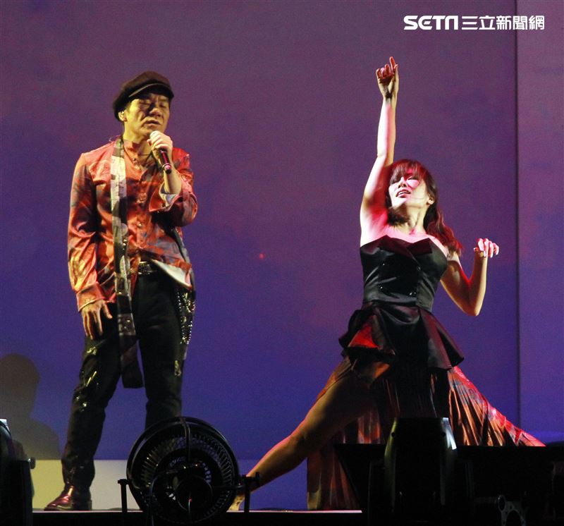 舞蹈天后KIMIKO獨舞處女秀浪漫傳情趙傳。（記者邱榮吉/攝影）