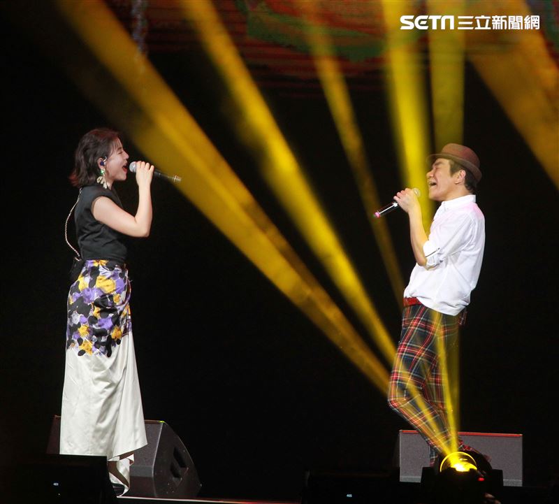 天后叮當擔任嘉賓與趙傳尬唱小小鳥。（記者邱榮吉/攝影）