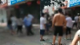 大陸,救人,打人,大陸,山東,菏澤,巴士,毆打,流氓,夾停,三輪車,　圖／翻攝自微博