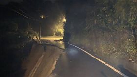 台中,潭子,坍塌,路基掏空,豪雨,墜谷,女騎士（圖／翻攝畫面）