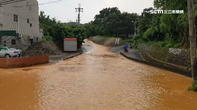 豪雨侵襲！龍井「路淹成河」嚇壞居民