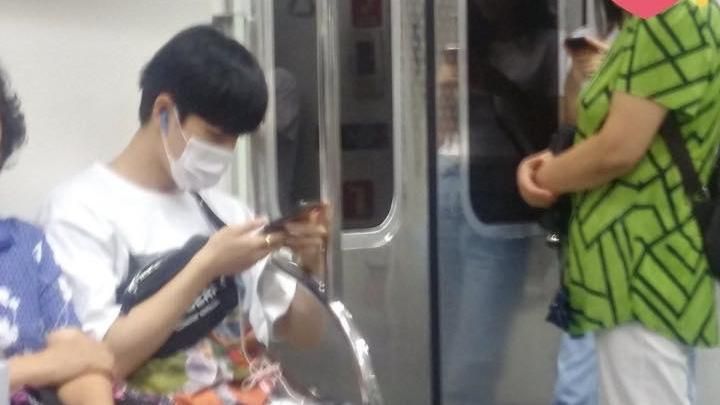 口罩男捷運滑手機　一抬頭是人氣歌手