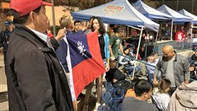 女壘海峽大戰　台灣女婿護國旗遭趕出場中華隊赴美國加州爾灣參加U19世界盃女壘賽，熱情僑胞拿出大面國旗，遭到大會制止。一名美國籍的台灣女婿（右）與大會人員爭執，遭趕出球場。中央社記者林宏翰加州爾灣攝　108年8月17日