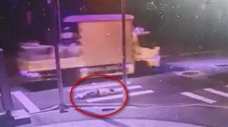 扯！「醉羅漢」一路翻滾睡路中險遭輾