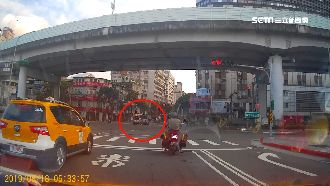 休旅車左轉撞直行機車　騎士命危送醫