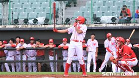  ▲味全龍朱祥麟學鈴木一朗打擊。（圖／記者王怡翔攝影)