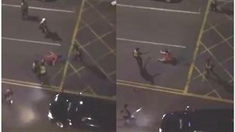 狠砸路邊整排車！裸男「晃鳥」趴趴走
