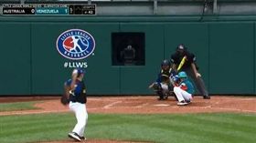 ▲少棒比賽的打者蹲下來干擾投手投球。（圖／取自美國職棒官網）