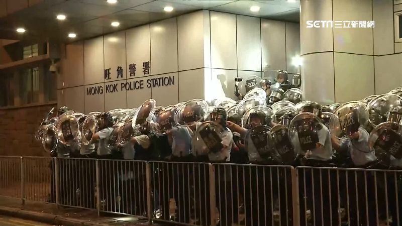 光復紅土遊行示威！一度與警緊張對峙