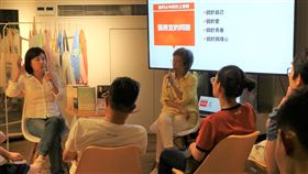 村上春樹風靡兩岸　台灣明珠體圈粉中國（1）日本小說家村上春樹的著名翻譯者賴明珠（左一）17日晚間在上海與中國讀者暢談「我們心中的村上春樹」。（資料照片）中央社記者陳家倫上海攝　108年8月18日