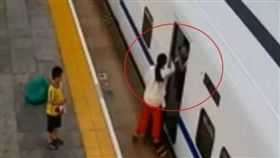 陸女對高鐵乘務員掌摑／翻攝《揚子晚報》