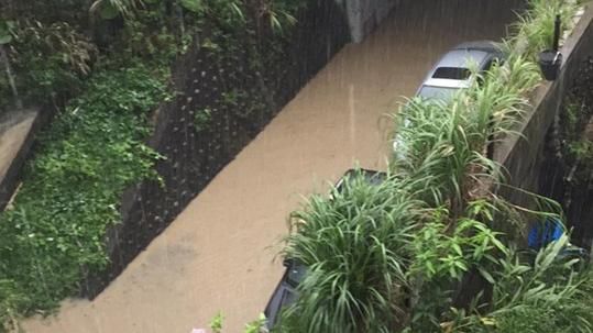 大雨傾盆！汐止區驚傳淹水、車快滅頂