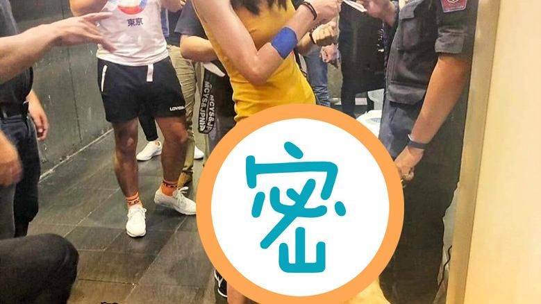 辣妹遭緝毒犬鑽裙　網笑：找到鹹魚？