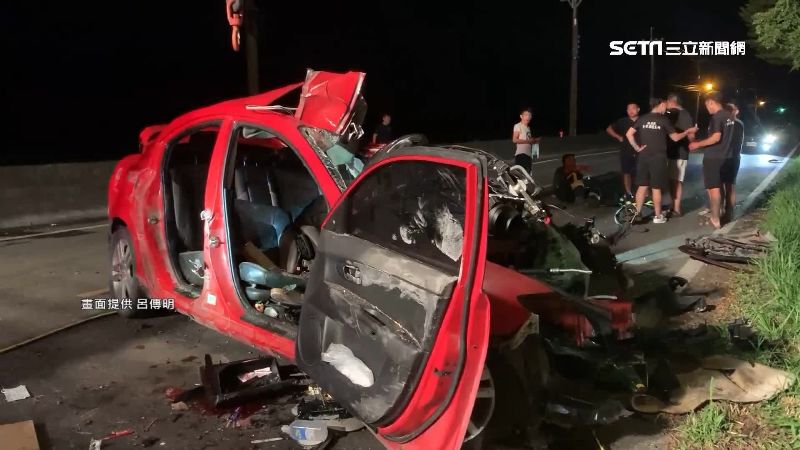 酒駕超速過彎撞路樹　轎車摔田卡兩人
