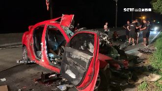 酒駕超速過彎撞路樹　轎車摔田卡兩人