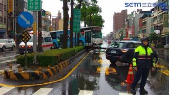 鳳山公車失控撞安全島　1名乘客受傷