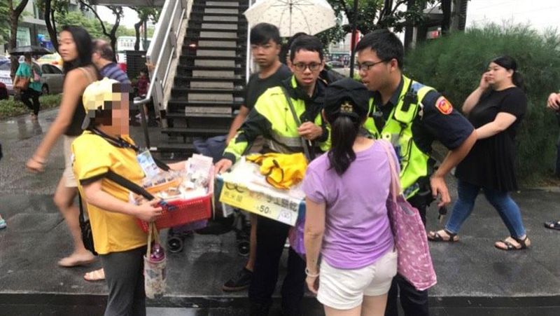 愛心餅乾疑遭竊哭整路！霸氣警全包了
