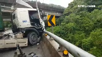 貨櫃車過交流道高架橋　失速連環撞