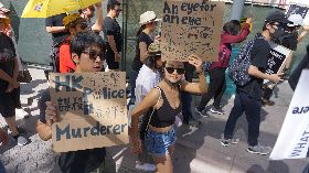 洛杉磯港人遊行 觀光勝地出現黑衣人龍