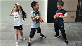 港星陳小春兒子Jasper跟霍思燕兒子嗯哼、劉耕宏女兒小泡芙聚會。微博