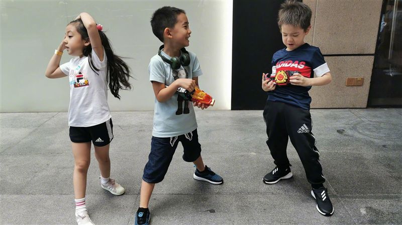 小小春同框小泡芙！張嘴笑門牙掉光了