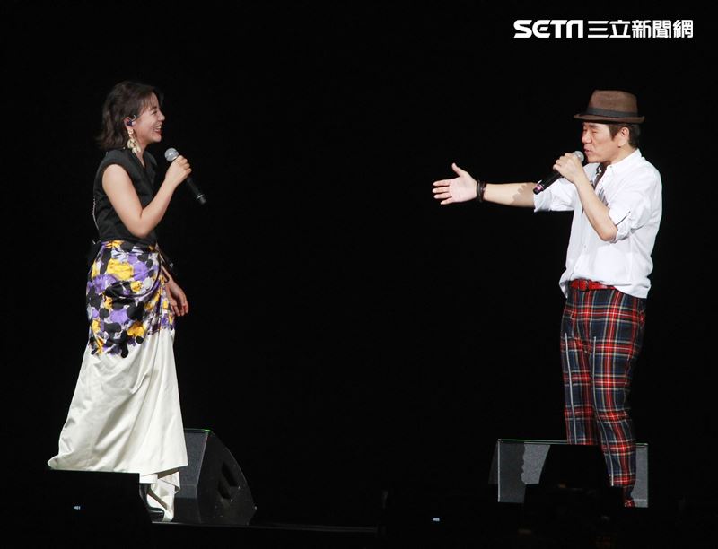 高音天后丁噹擔任趙傳演唱會嘉賓，雙世代小小鳥對尬，挑戰觀眾耳膜。（記者邱榮吉/攝影）