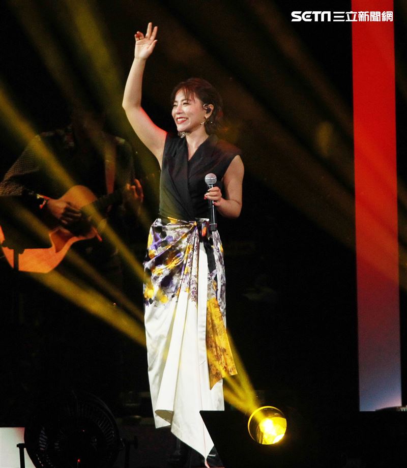 高音天后丁噹擔任趙傳演唱會嘉賓，雙世代小小鳥對尬，挑戰觀眾耳膜。（記者邱榮吉/攝影）