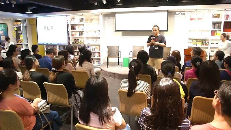 駱以軍新書發表會　湧進百位家長搶聽