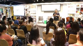 駱以軍新書發表會 湧進百位家長搶聽