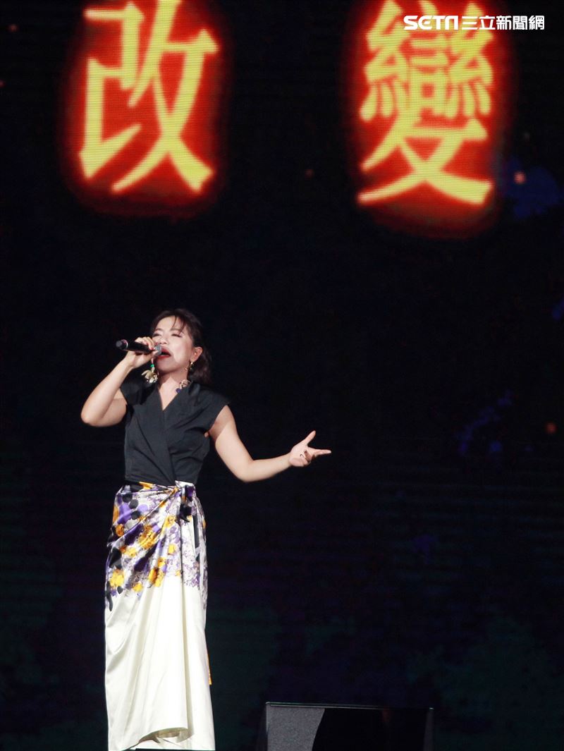 高音天后丁噹擔任趙傳演唱會嘉賓，雙世代小小鳥對尬，挑戰觀眾耳膜。（記者邱榮吉/攝影）