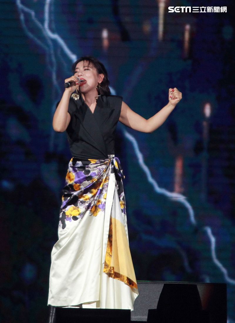 高音天后丁噹擔任趙傳演唱會嘉賓，雙世代小小鳥對尬，挑戰觀眾耳膜。（記者邱榮吉/攝影）