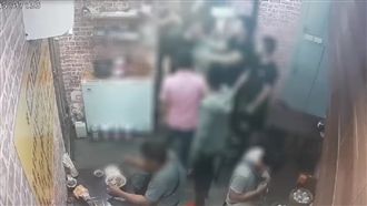 搶付帳搶出火氣？兩男互毆店家也傻眼