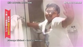 ▲弟弟在姊姊身後的玻璃門內，陶醉地伴舞。（圖／AP/Jukin Media 授權）