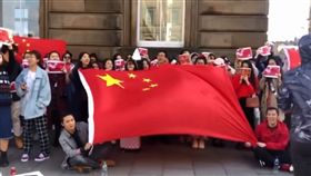 反送中／希望香港人清醒　海外中國人高唱《聽媽媽的話》
圖／翻攝自中国行走YouTube
https://www.youtube.com/watch?v=U_11JNSfElw