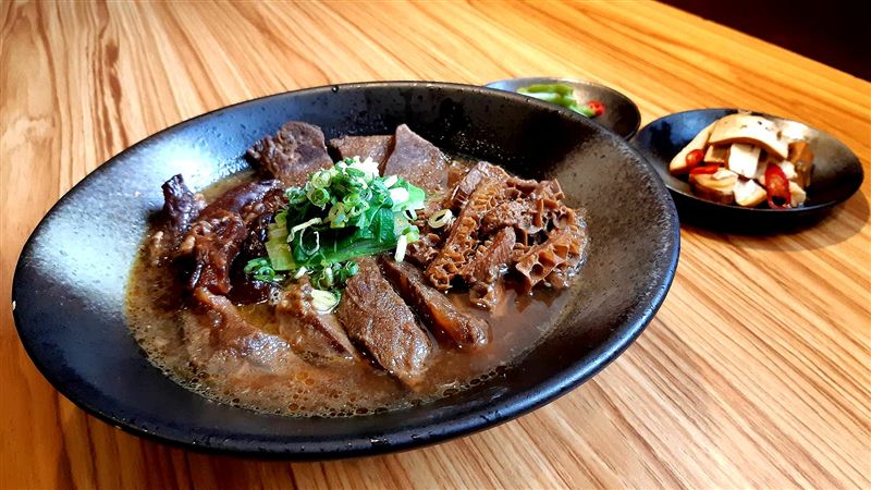 東區大碗公牛肉麵　蔬果熬煮湯頭鮮甜