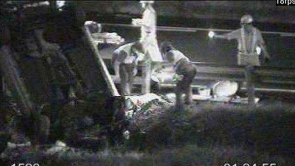 國道自撞匝道護欄　車翻飛駕駛昏迷