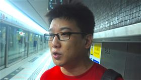 818集會引衝突 紅衣男：反送中只為爭港獨18日晚間在金鐘集會被包圍的紅衣馬姓男子表示，包圍自己的示威者是「暴徒」；也不解港人為何上街，並認為「反送中」只為爭取港獨。中央社記者沈朋達香港攝  108年8月19日