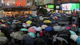 流水式反送中 傍晚仍有抗議者進場香港民間人權陣線18日在維多利亞公園舉行「流水式」反送中集會。集會於下午2時開始，參加者塞爆現場，截至傍晚近6時，仍有大批示威者從銅鑼灣的記利佐治道湧入維園。中央社記者沈朋達香港攝 108年8月18日