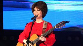 蔡琴演唱會唱告白氣球（1）歌手蔡琴（圖）18日晚間在台北國際會議中心舉行「好新琴」第3場演出，演唱歌手周杰倫的經典情歌「告白氣球」。（宜辰整合行銷提供）中央社記者鄭景雯傳真  108年8月18日