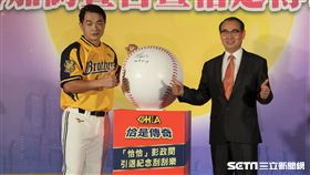 彭政閔引退紀念刮刮樂。（圖／記者王怡翔攝影）