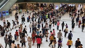 香港地鐵出軌停駛（2）香港地鐵25日凌晨3時許發生工程車脫軌事故，造成東鐵線多個地鐵站停駛。圖為沙田站，等待接駁巴士的市民在新城市廣場大排長龍。（中通社提供）中央社　108年7月25日