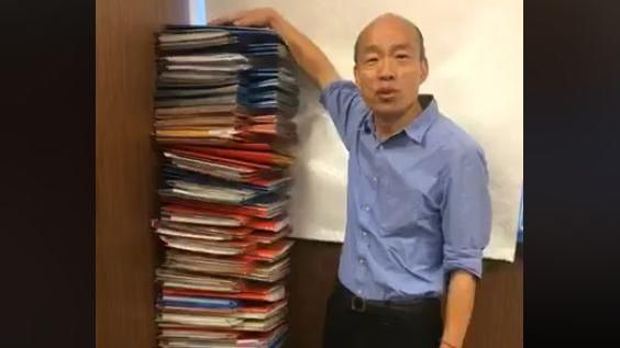 高雄師諷韓：誰會跟一疊考卷一起拍照