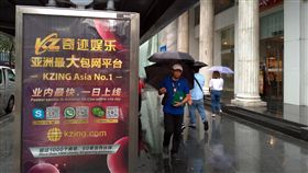 菲國博彩業帶來治安隱憂 高薪福利誘因難抗拒菲律賓博弈產業蓬勃發展，對不少台灣年輕人而言，高薪、供食宿的福利讓他們選擇到菲國工作。圖為大馬尼拉馬卡蒂市艾雅拉大道（Ayala Avenue）上的博彩廣告。中央社記者陳妍君馬尼拉攝 108年8月19日