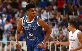 NBA／兇！字母哥快攻歐洲步暴扣
NBA,密爾瓦基公鹿,Giannis Antetokounmpo,希臘國家隊,FIBA
翻攝自推特