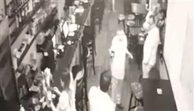官員「酒吧公然施暴」！狂賞外籍男9巴掌　2分鐘無人阻止（圖／翻攝自CP Network 2 YouTube）