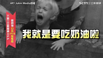 姊弟PK砸派機　弟弟躲過奶油卻大哭