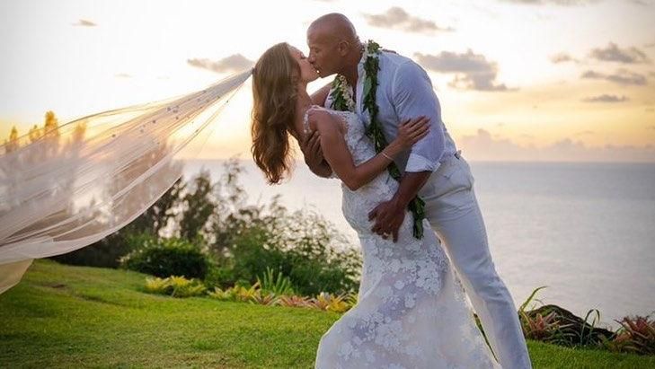 快訊／夏威夷甜吻妻！巨石強森結婚了