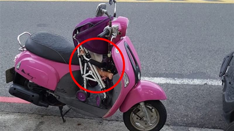 嬰兒坐機車上淋雨　女騎士轉頭進超商